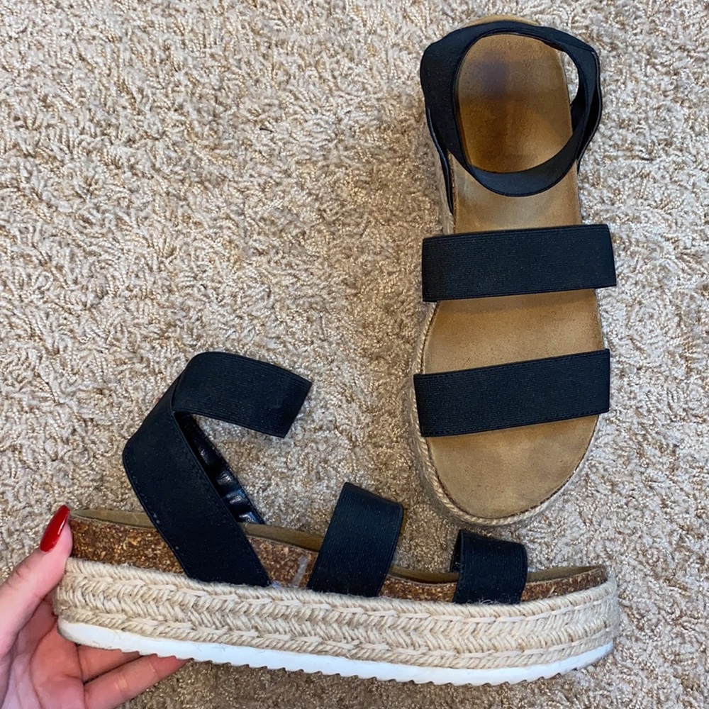 Black strappy platforms - Picture 3 of 4